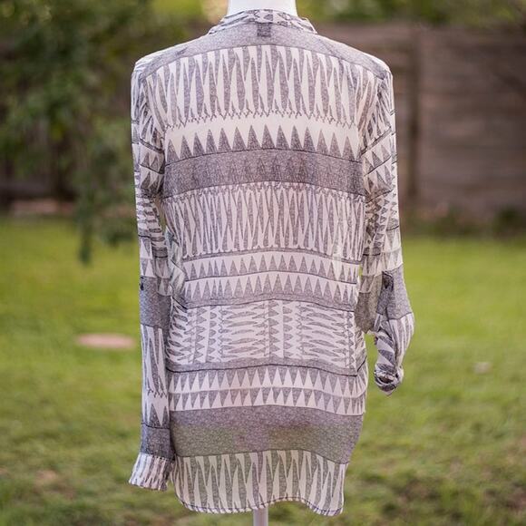 Forever 21 Black and White Triangle PatternTop Size Small - Picture 2 of 10